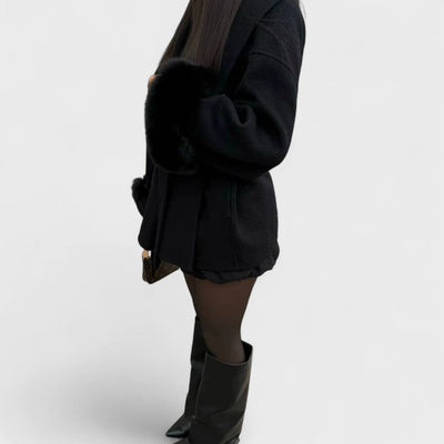 Enrica – Elegante abrigo con detalles de piel sintética