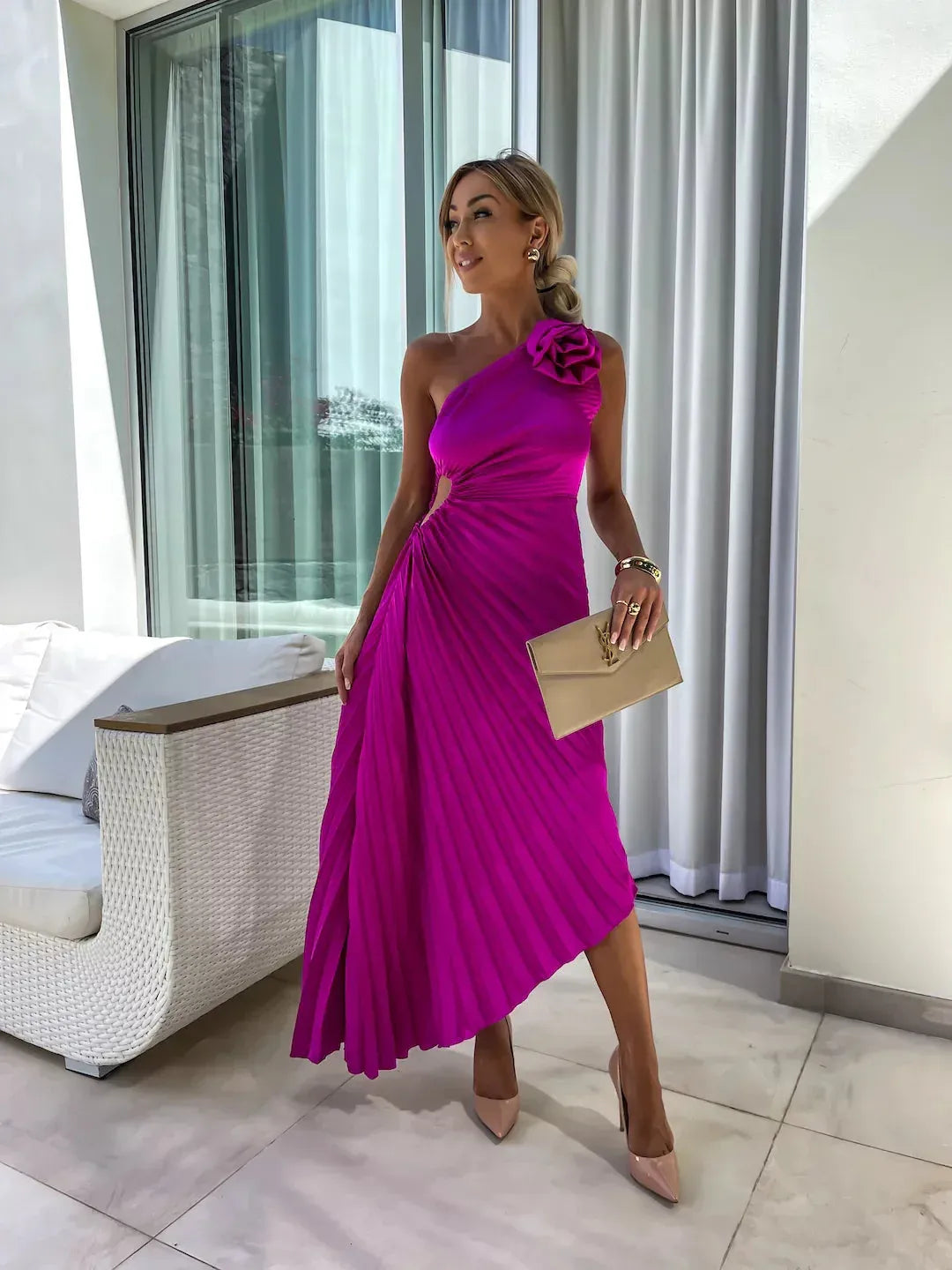 Luna – Vestido floral asimétrico con hombro descubierto